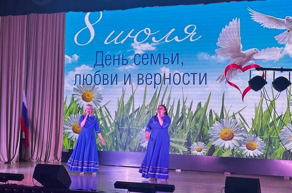 Наталья Великодная: За крепость семейного союза основанного на взаимной любви и верности, воспитание детей достойными членами общества, достигнутое благополучие, обеспеченное совместным трудом, вручила медали семьям, которые... Наталья Великодная: За крепость семейного союза основанного на взаимной любви и верности, воспитание детей достойными членами общества, достигнутое благополучие, обеспеченное совместным трудом, вручила медали семьям, которые...