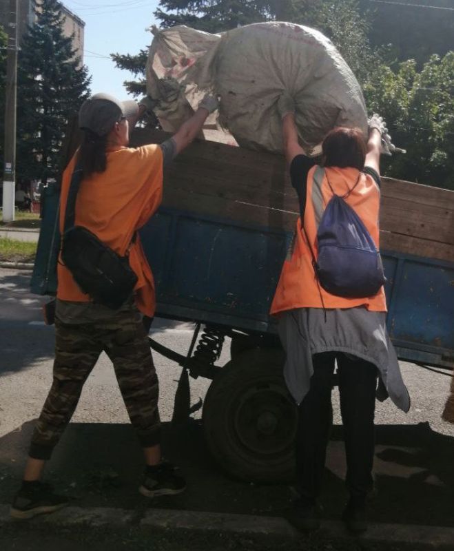 Коммунальщики Снежного продолжают благоустраивать территории общего пользования Коммунальщики Снежного продолжают благоустраивать территории общего пользования