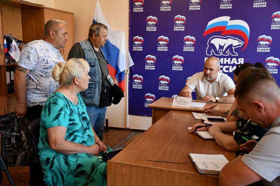 Сегодня, в общественной приемной Всероссийской политической партии «Единая Россия» глава муниципального образования городского округа Дебальцево, секретарь местного отделения Всероссийской политической партии «Единая Россия»... Сегодня, в общественной приемной Всероссийской политической партии «Единая Россия» глава муниципального образования городского округа Дебальцево, секретарь местного отделения Всероссийской политической партии «Единая Россия»...