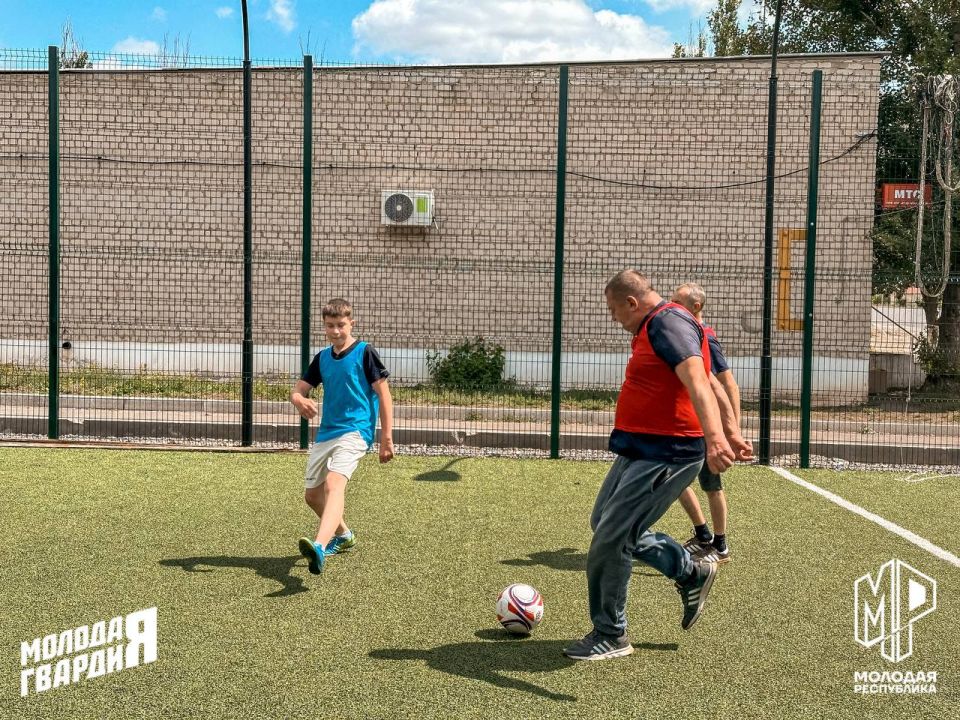 Спорт объединяет!. В прекрасный и светлый праздник — День семьи, любви и верности — активисты Старобешевского штаба Молодёжки вместе со своими отцами приняли участие в захватывающем семейном футбольном матче! На спортивной... Спорт объединяет!. В прекрасный и светлый праздник — День семьи, любви и верности — активисты Старобешевского штаба Молодёжки вместе со своими отцами приняли участие в захватывающем семейном футбольном матче! На спортивной...
