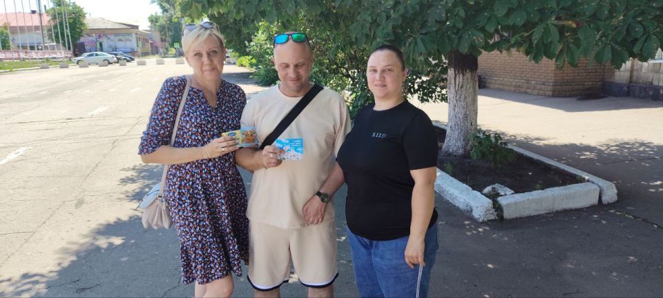 В самом сердце Дебальцево, в лучах летнего солнца, сотрудники МБУ "Центр культуры и досуга города" создали атмосферу тепла и нежности, проведя уличную акцию, посвященную Дню семьи, любви и верности В самом сердце Дебальцево, в лучах летнего солнца, сотрудники МБУ "Центр культуры и досуга города" создали атмосферу тепла и нежности, проведя уличную акцию, посвященную Дню семьи, любви и верности