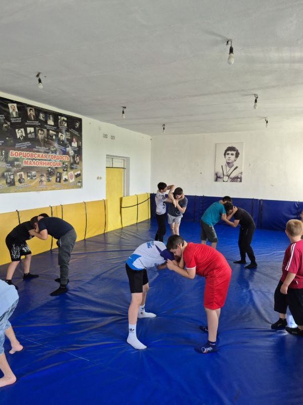 В рамках партийного проекта "Детский спорт" в МКУ ДО "Володарская спортивная школа" (село Малоянисоль) 7 июля 2025 года прошло учебно тренировочное занятие по вольной борьбе В рамках партийного проекта "Детский спорт" в МКУ ДО "Володарская спортивная школа" (село Малоянисоль) 7 июля 2025 года прошло учебно тренировочное занятие по вольной борьбе