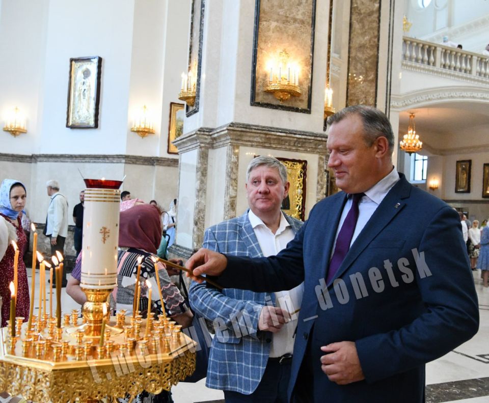 Алексей Кулемзин: Сегодня, по благословению митрополита Владимира, в храме святых благоверных Петра и Февронии прошли Божественная литургия и крестный ход в честь Дня семьи, любви и верности Алексей Кулемзин: Сегодня, по благословению митрополита Владимира, в храме святых благоверных Петра и Февронии прошли Божественная литургия и крестный ход в честь Дня семьи, любви и верности