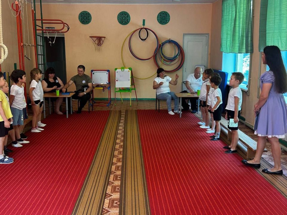 "Семья вместе - душа на месте" так назвали КВН дети старшей группы "Дюймовочка» ГКДОУ "Детский сад 16 " Сказка" г. о. Торез" и пригласили своих родителей "Семья вместе - душа на месте" так назвали КВН дети старшей группы "Дюймовочка» ГКДОУ "Детский сад 16 " Сказка" г. о. Торез" и пригласили своих родителей