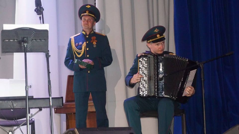 Ансамбль солистов инженерных войск выступил в Мангуше с праздничным концертом Ансамбль солистов инженерных войск выступил в Мангуше с праздничным концертом