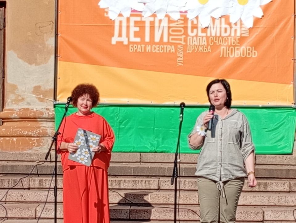 8 июля на площади Зугрэсского ГДК прошёл праздничный концерт ко Дню семьи, любви и верности 8 июля на площади Зугрэсского ГДК прошёл праздничный концерт ко Дню семьи, любви и верности