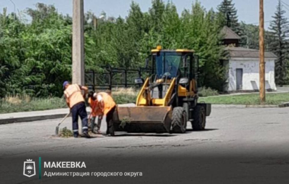 Сотрудниками МУП АГМ «Перспектива» выполнены работы: по сбору летучего мусора и очистке урн, по уборке тротуаров и дорог, по ул. Московской, Плеханова, Чубаря, Свободы, Ермощенко, Победы, Ленина, Циолковского, Донецкое... Сотрудниками МУП АГМ «Перспектива» выполнены работы: по сбору летучего мусора и очистке урн, по уборке тротуаров и дорог, по ул. Московской, Плеханова, Чубаря, Свободы, Ермощенко, Победы, Ленина, Циолковского, Донецкое...