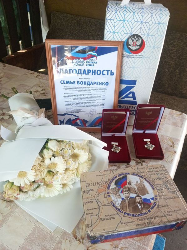 В рамках торжественной церемонии, посвящённой Дню семьи, любви и верности, Глава ДНР Денис Пушилин вручил знак отличия «За заслуги в воспитании детей» пяти многодетным семьям В рамках торжественной церемонии, посвящённой Дню семьи, любви и верности, Глава ДНР Денис Пушилин вручил знак отличия «За заслуги в воспитании детей» пяти многодетным семьям