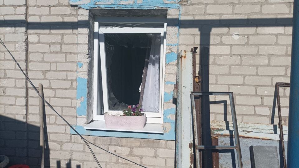 Повреждены четыре частных дома и автомобили: ВСУ ночью обстреляли Ясиноватую Повреждены четыре частных дома и автомобили: ВСУ ночью обстреляли Ясиноватую