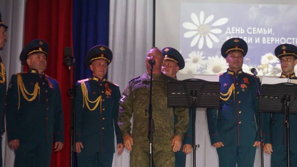 Ансамбль солистов инженерных войск выступил в Мангуше с праздничным концертом Ансамбль солистов инженерных войск выступил в Мангуше с праздничным концертом