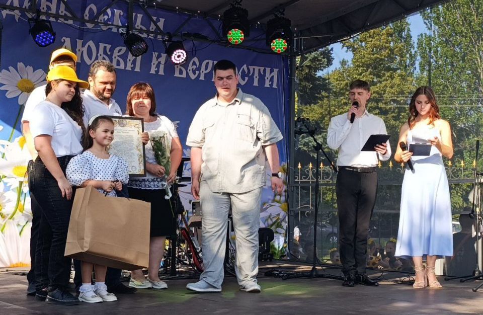 В Ждановке прошел фестиваль ко Дню семьи, любви и верности «Семья – опора государства» В Ждановке прошел фестиваль ко Дню семьи, любви и верности «Семья – опора государства»