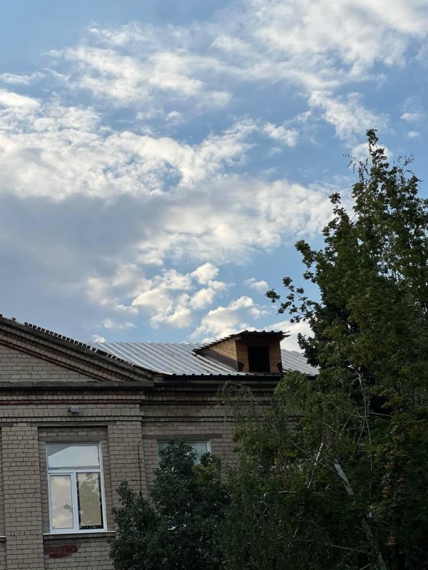 Виктория Жукова: Рабочие Нижегородской области продолжает восстановление кровли в школе № 5 Харцызска Виктория Жукова: Рабочие Нижегородской области продолжает восстановление кровли в школе № 5 Харцызска