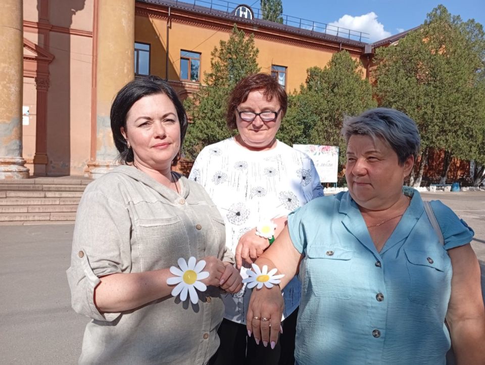 8 июля на площади Зугрэсского ГДК прошёл праздничный концерт ко Дню семьи, любви и верности 8 июля на площади Зугрэсского ГДК прошёл праздничный концерт ко Дню семьи, любви и верности
