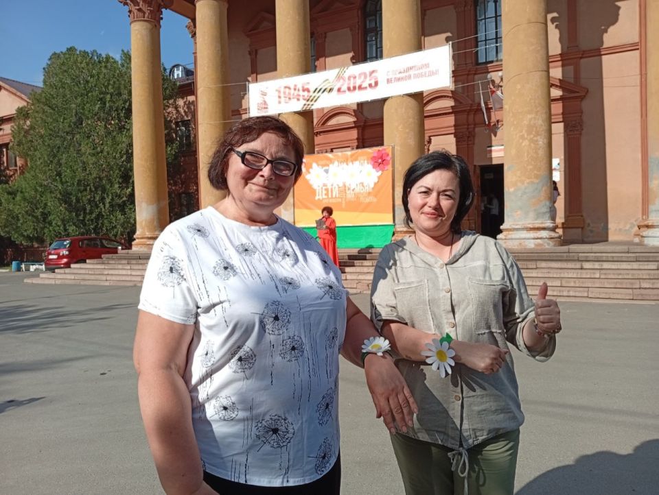 8 июля на площади Зугрэсского ГДК прошёл праздничный концерт ко Дню семьи, любви и верности 8 июля на площади Зугрэсского ГДК прошёл праздничный концерт ко Дню семьи, любви и верности