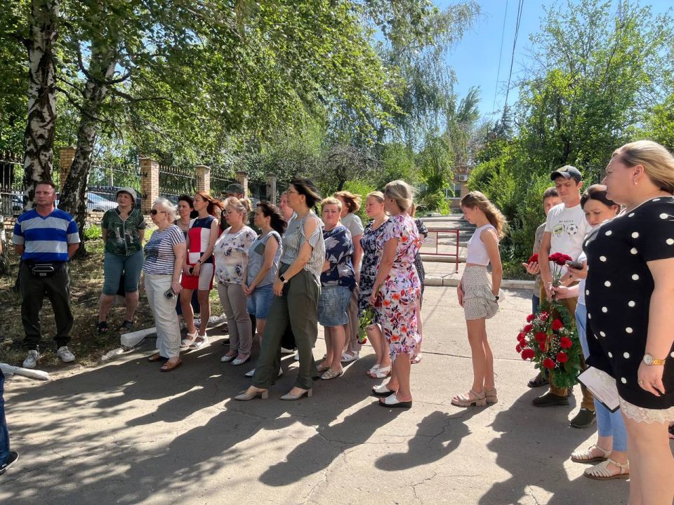 Сегодня в рамках партийного проекта Единой России "Выбирай свое" на здании ГУП ДНР "Вода Донбасса" была размещена табличка "Рабочее место героя" в память о сотруднике Виталии Оленченко Сегодня в рамках партийного проекта Единой России "Выбирай свое" на здании ГУП ДНР "Вода Донбасса" была размещена табличка "Рабочее место героя" в память о сотруднике Виталии Оленченко