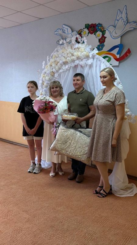 В День семьи, любви и верности первый заместитель главы Администрации городского округа Харцызск Александр Гутров и депутат Харцызского городского совета в Донецкой Народной Республике Борис Будыка поздравили семью... В День семьи, любви и верности первый заместитель главы Администрации городского округа Харцызск Александр Гутров и депутат Харцызского городского совета в Донецкой Народной Республике Борис Будыка поздравили семью...