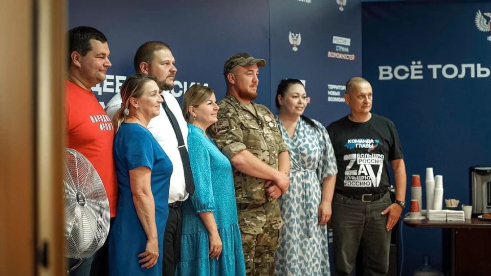 В Донецке провели первый форум сторонников ВПП «Единая Россия» под руководством командира интербригады «Пятнашка» Ахры Авидзба, избранного председателем регионального совета на IV конференции республиканского отделения партии В Донецке провели первый форум сторонников ВПП «Единая Россия» под руководством командира интербригады «Пятнашка» Ахры Авидзба, избранного председателем регионального совета на IV конференции республиканского отделения партии