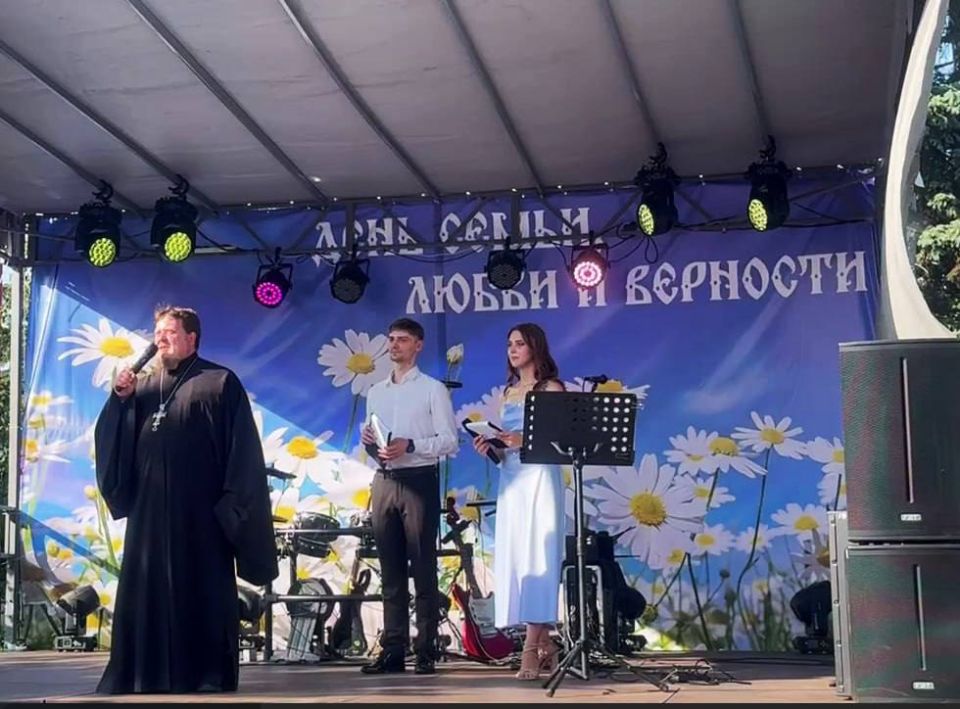 Александр Шатов: В Ждановке прошел фестиваль ко Дню семьи, любви и верности «Семья – опора государства» Александр Шатов: В Ждановке прошел фестиваль ко Дню семьи, любви и верности «Семья – опора государства»