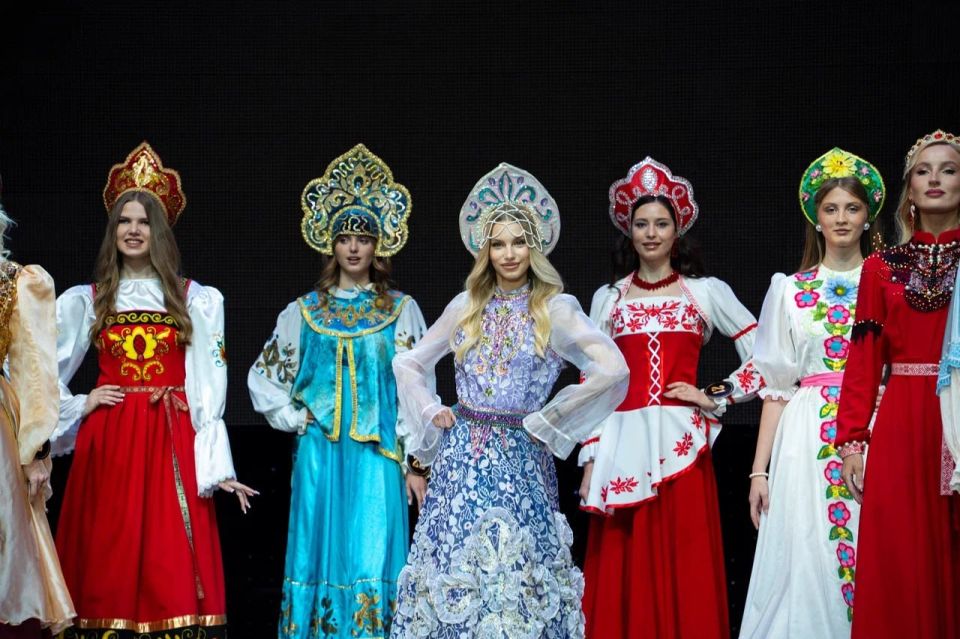 В Донецке состоялся финал Республиканского конкурса красоты «Краса Донбасса — 2025», в котором выступили 22 участницы из ДНР и ЛНР В Донецке состоялся финал Республиканского конкурса красоты «Краса Донбасса — 2025», в котором выступили 22 участницы из ДНР и ЛНР