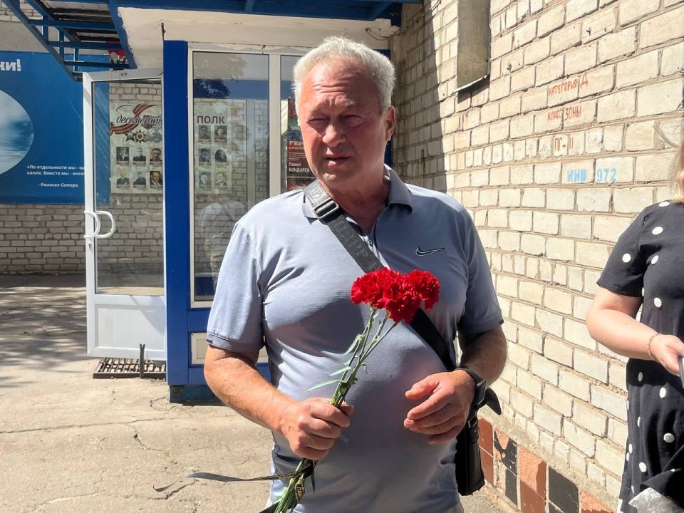 Сегодня в рамках партийного проекта Единой России "Выбирай свое" на здании ГУП ДНР "Вода Донбасса" была размещена табличка "Рабочее место героя" в память о сотруднике Виталии Оленченко Сегодня в рамках партийного проекта Единой России "Выбирай свое" на здании ГУП ДНР "Вода Донбасса" была размещена табличка "Рабочее место героя" в память о сотруднике Виталии Оленченко