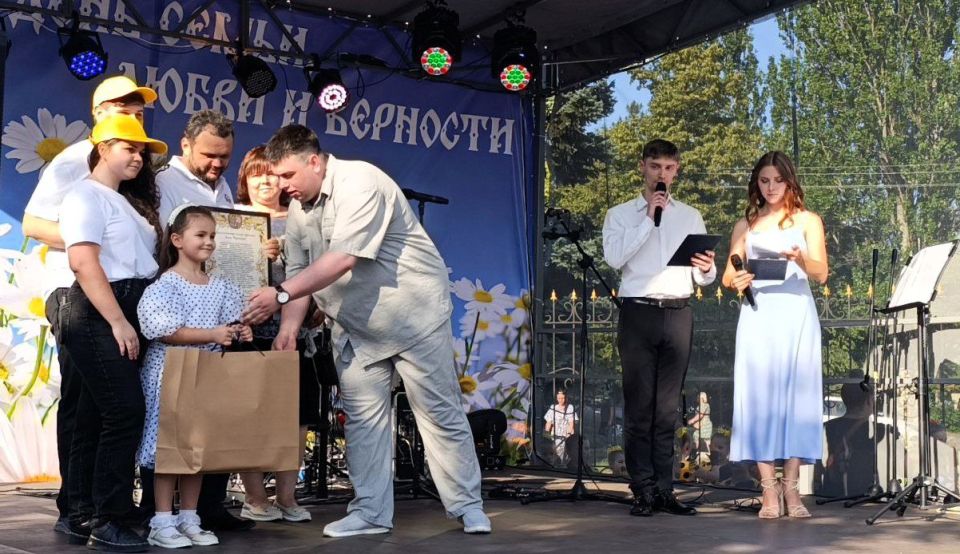 Семья — опора государства: Фестиваль любви, семьи и верности в Ждановке Семья — опора государства: Фестиваль любви, семьи и верности в Ждановке