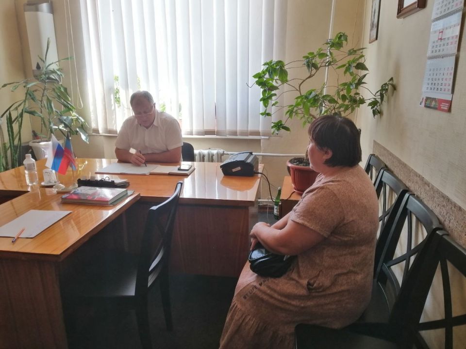 Личный прием граждан. 9 июля заместитель главы администрации муниципального образования городского округа Енакиево Сергей Божик провел личный прием граждан Личный прием граждан. 9 июля заместитель главы администрации муниципального образования городского округа Енакиево Сергей Божик провел личный прием граждан