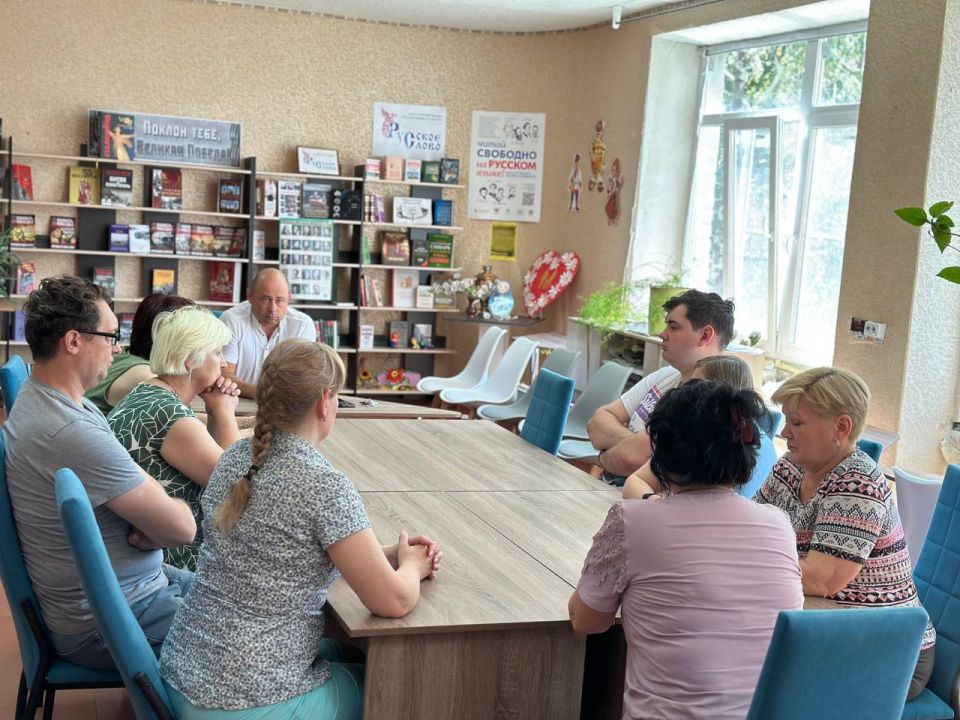 Денис Зубов: Встреча с коллективом. Сегодня, 9 июля, первый заместитель главы администрации городского округа Иловайск Свердлов Михаил Николаевич провел встречу с трудовым коллективом МБУ «Городская библиотека г. о.... Денис Зубов: Встреча с коллективом. Сегодня, 9 июля, первый заместитель главы администрации городского округа Иловайск Свердлов Михаил Николаевич провел встречу с трудовым коллективом МБУ «Городская библиотека г. о....