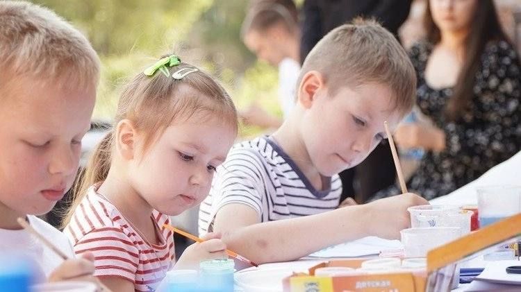 Белые шары, детские улыбки и крестный ход: как отметили День семьи, любви и верности в Донецке Белые шары, детские улыбки и крестный ход: как отметили День семьи, любви и верности в Донецке