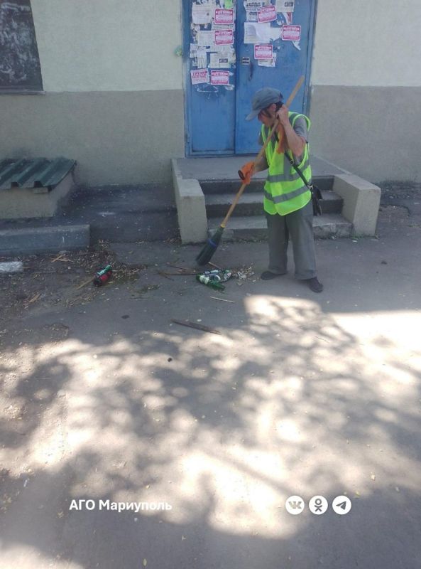 «Мариупольжилкомплекс» выполнил уборку придомовых территорий в трех районах города «Мариупольжилкомплекс» выполнил уборку придомовых территорий в трех районах города