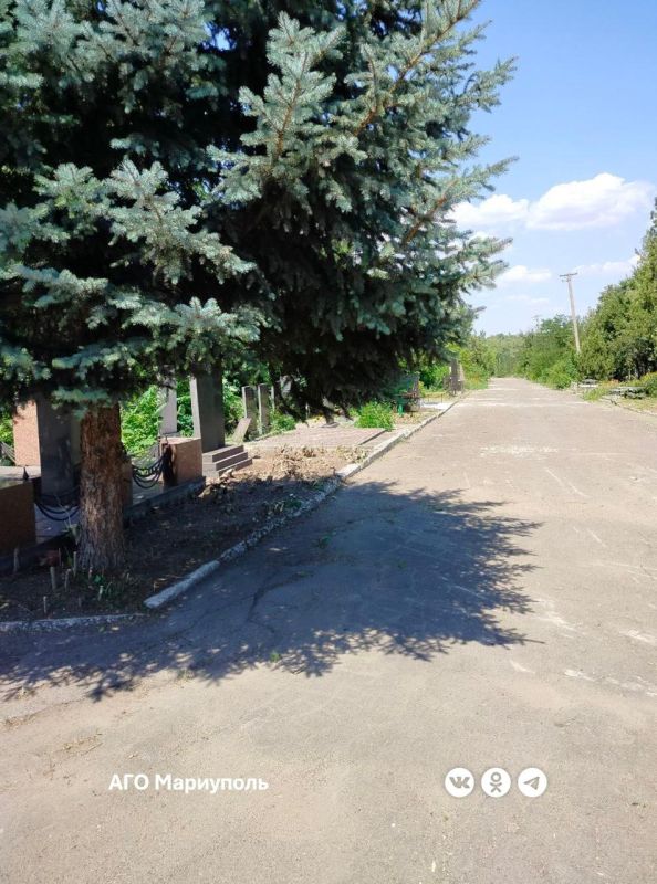 Мариупольские коммунальщики продолжают благоустраивать ритуальные места Мариупольские коммунальщики продолжают благоустраивать ритуальные места