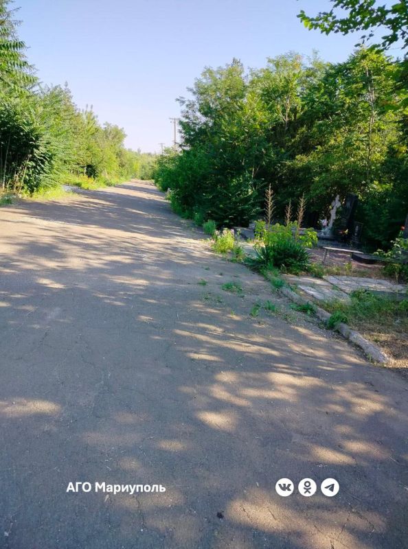 Мариупольские коммунальщики продолжают благоустраивать ритуальные места Мариупольские коммунальщики продолжают благоустраивать ритуальные места