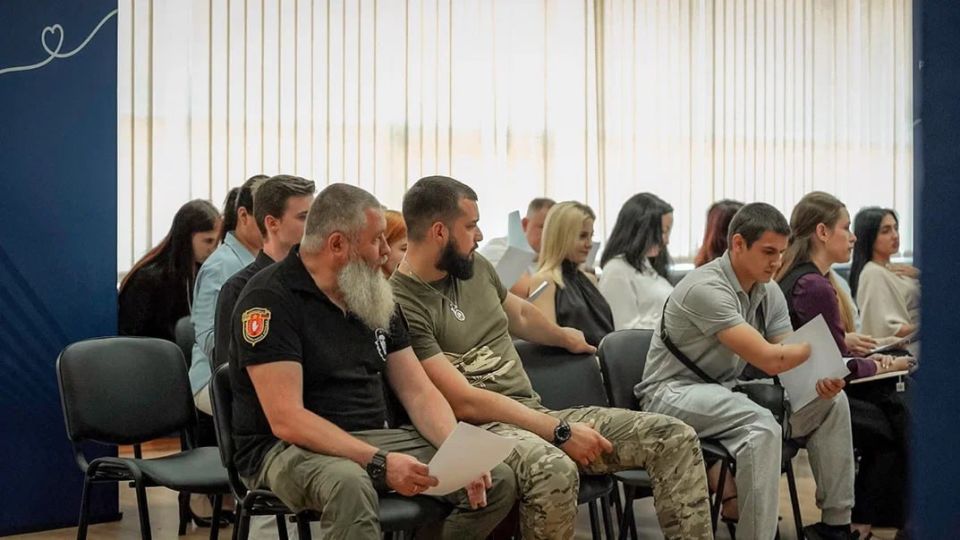 В Донецке провели первый форум сторонников ВПП «Единая Россия» под руководством командира интербригады «Пятнашка» Ахры Авидзба, избранного председателем регионального совета на IV конференции республиканского отделения партии В Донецке провели первый форум сторонников ВПП «Единая Россия» под руководством командира интербригады «Пятнашка» Ахры Авидзба, избранного председателем регионального совета на IV конференции республиканского отделения партии