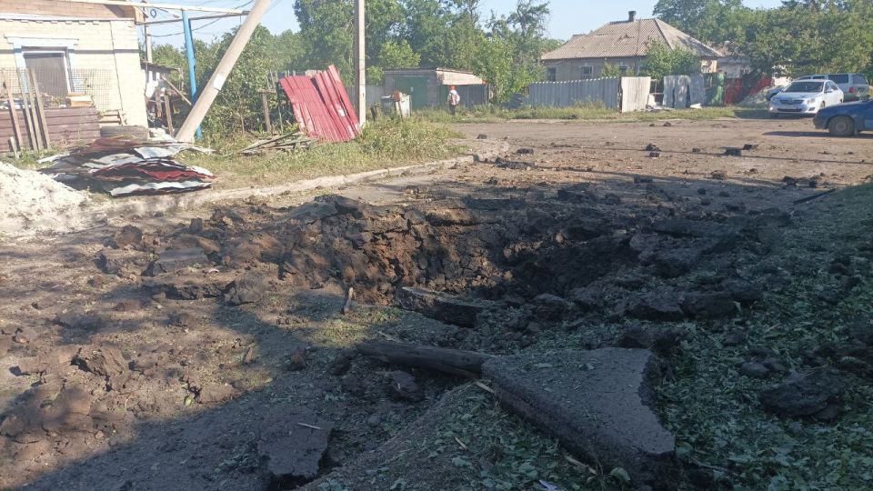 Повреждены четыре частных дома и автомобили: ВСУ ночью обстреляли Ясиноватую Повреждены четыре частных дома и автомобили: ВСУ ночью обстреляли Ясиноватую