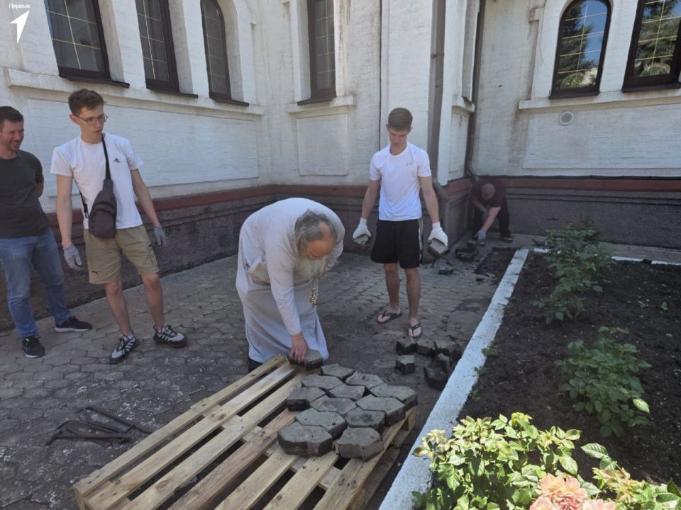 Молодежь Докучаевска помогает наводить порядок в храме Молодежь Докучаевска помогает наводить порядок в храме