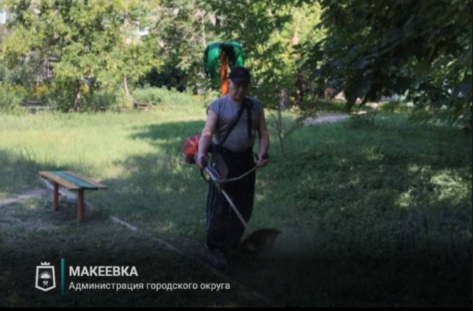 Сотрудниками МУП АГМ «Перспектива» выполнены работы: по сбору летучего мусора и очистке урн, по уборке тротуаров и дорог, по ул. Московской, Плеханова, Чубаря, Свободы, Ермощенко, Победы, Ленина, Циолковского, Донецкое... Сотрудниками МУП АГМ «Перспектива» выполнены работы: по сбору летучего мусора и очистке урн, по уборке тротуаров и дорог, по ул. Московской, Плеханова, Чубаря, Свободы, Ермощенко, Победы, Ленина, Циолковского, Донецкое...