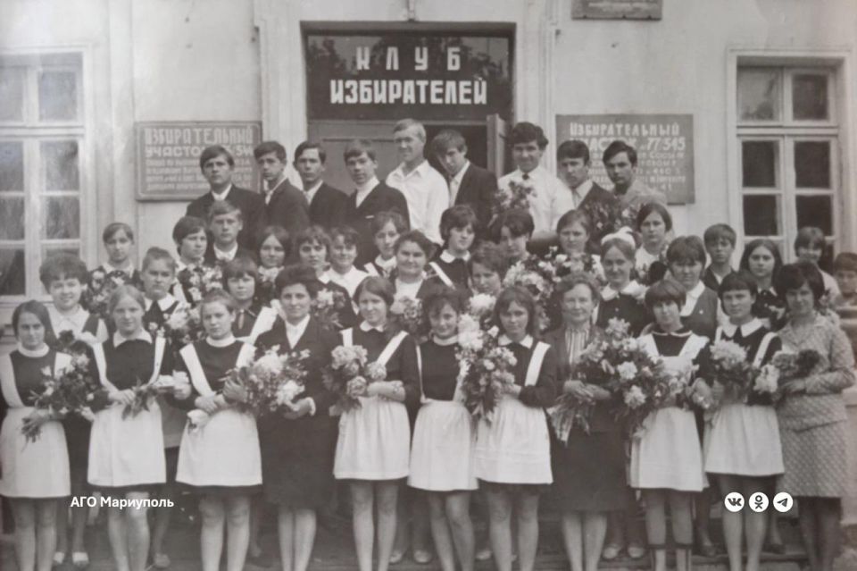 Мариупольские одноклассники встретились спустя более 50 лет после выпуска из школы Мариупольские одноклассники встретились спустя более 50 лет после выпуска из школы