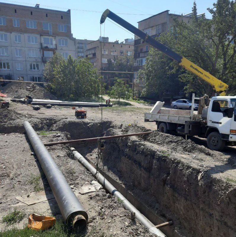 Глава Снежного проверил ход ремонтных работ по замене участка тепловой сети Глава Снежного проверил ход ремонтных работ по замене участка тепловой сети