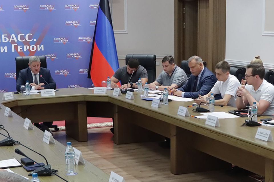 Александр Бондаренко: Принял участие в рабочем совещании по вопросам разработки программы восстановления четырех районов Донецка, которое прошло в Правительстве по поручению Главы ДНР