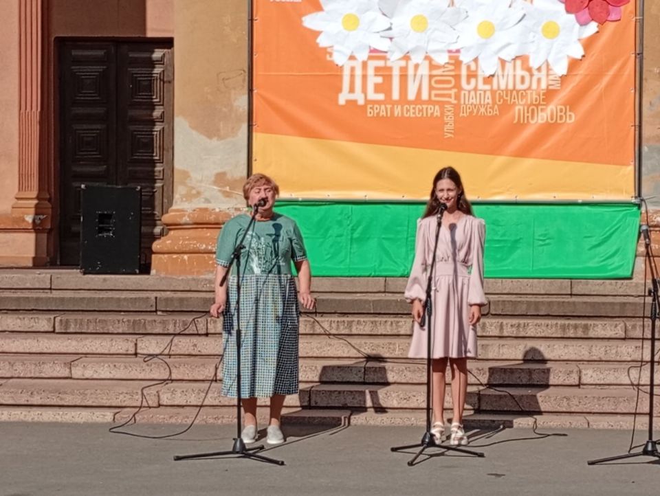 8 июля на площади Зугрэсского ГДК прошёл праздничный концерт ко Дню семьи, любви и верности 8 июля на площади Зугрэсского ГДК прошёл праздничный концерт ко Дню семьи, любви и верности