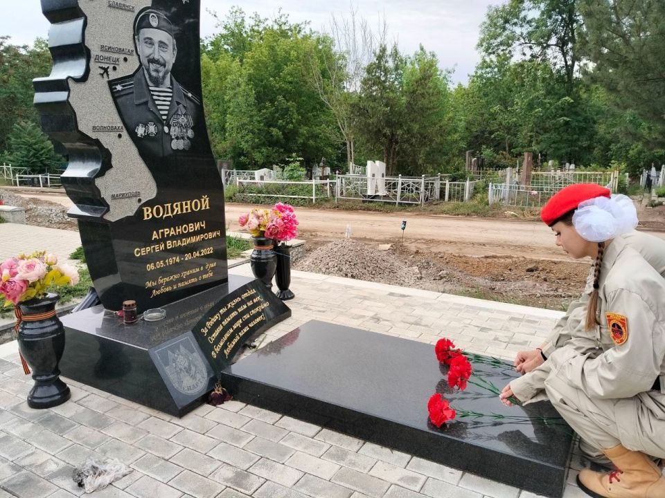 МЫ ПОМНИМ. Рудницкий Иван, Ручий Лилия, Рудницкий Богдан, Михайлик Елизавета, юнармейцы г.о. Макеевка, принимают участие в акции "Мы помним" МЫ ПОМНИМ. Рудницкий Иван, Ручий Лилия, Рудницкий Богдан, Михайлик Елизавета, юнармейцы г.о. Макеевка, принимают участие в акции "Мы помним"