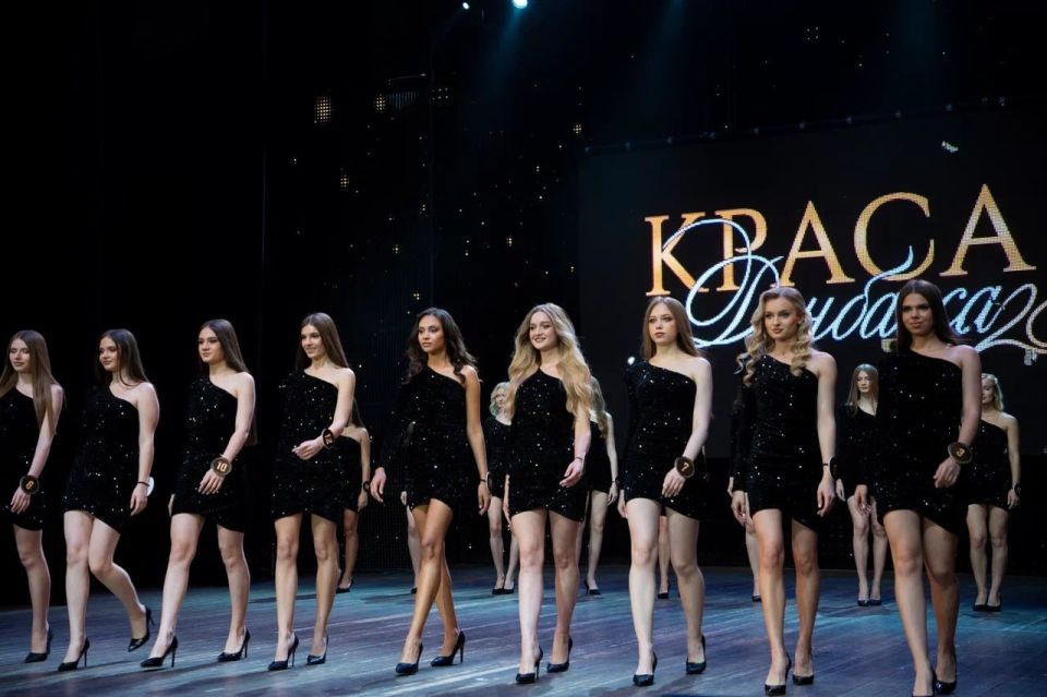 В Донецке состоялся финал Республиканского конкурса красоты «Краса Донбасса — 2025», в котором выступили 22 участницы из ДНР и ЛНР В Донецке состоялся финал Республиканского конкурса красоты «Краса Донбасса — 2025», в котором выступили 22 участницы из ДНР и ЛНР