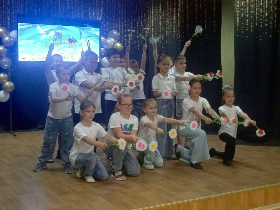 Праздничный концерт ко Дню семьи, любви и верности Праздничный концерт ко Дню семьи, любви и верности