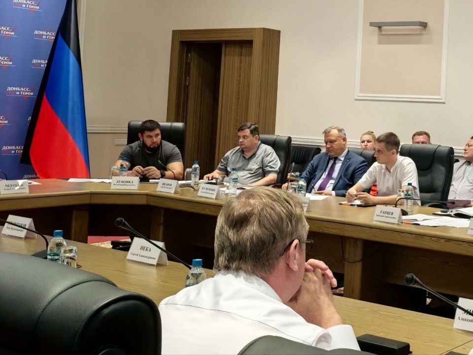 Александр Бондаренко: Принял участие в рабочем совещании по вопросам разработки программы восстановления четырех районов Донецка, которое прошло в Правительстве по поручению Главы ДНР Александр Бондаренко: Принял участие в рабочем совещании по вопросам разработки программы восстановления четырех районов Донецка, которое прошло в Правительстве по поручению Главы ДНР
