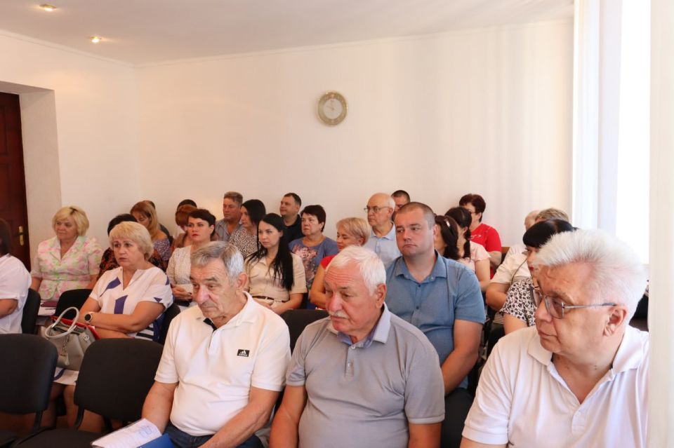 Сегодня, 9 июля, первый заместитель главы администрации городского округа Торез Макарова Анна Ефимовна провела расширенное аппаратное совещание с участием руководителей администрации городского округа, Торезского городского... Сегодня, 9 июля, первый заместитель главы администрации городского округа Торез Макарова Анна Ефимовна провела расширенное аппаратное совещание с участием руководителей администрации городского округа, Торезского городского...