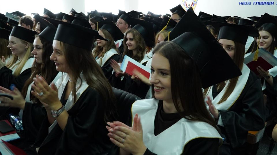 Более 50 выпускников магистратуры Донецкой академии управления и государственной службы получили дипломы с отличием Более 50 выпускников магистратуры Донецкой академии управления и государственной службы получили дипломы с отличием