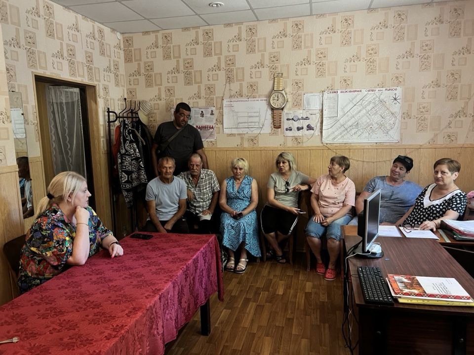 Сегодня, 9 июля, заведующий Мирненским территориальным сектором провела встречу с населением пгт Сегодня, 9 июля, заведующий Мирненским территориальным сектором провела встречу с населением пгт