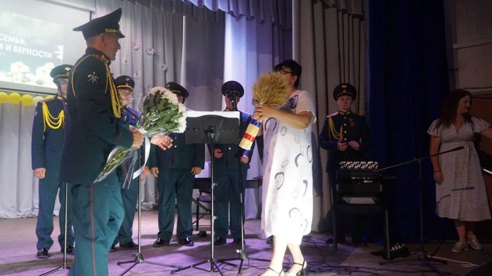 Ансамбль солистов инженерных войск выступил в Мангуше с праздничным концертом Ансамбль солистов инженерных войск выступил в Мангуше с праздничным концертом