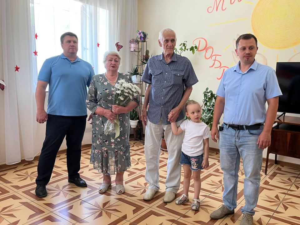 В День семьи, любви и верности первый заместитель главы Администрации городского округа Харцызск Александр Гутров и депутат Харцызского городского совета в Донецкой Народной Республике Борис Будыка поздравили семью... В День семьи, любви и верности первый заместитель главы Администрации городского округа Харцызск Александр Гутров и депутат Харцызского городского совета в Донецкой Народной Республике Борис Будыка поздравили семью...