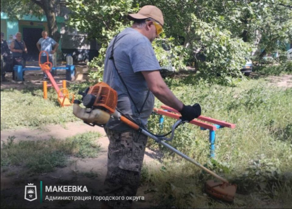 Сотрудниками МУП АГМ «Перспектива» выполнены работы: по сбору летучего мусора и очистке урн, по уборке тротуаров и дорог, по ул. Московской, Плеханова, Чубаря, Свободы, Ермощенко, Победы, Ленина, Циолковского, Донецкое... Сотрудниками МУП АГМ «Перспектива» выполнены работы: по сбору летучего мусора и очистке урн, по уборке тротуаров и дорог, по ул. Московской, Плеханова, Чубаря, Свободы, Ермощенко, Победы, Ленина, Циолковского, Донецкое...