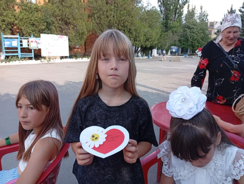 8 июля на площади Зугрэсского ГДК прошёл праздничный концерт ко Дню семьи, любви и верности 8 июля на площади Зугрэсского ГДК прошёл праздничный концерт ко Дню семьи, любви и верности